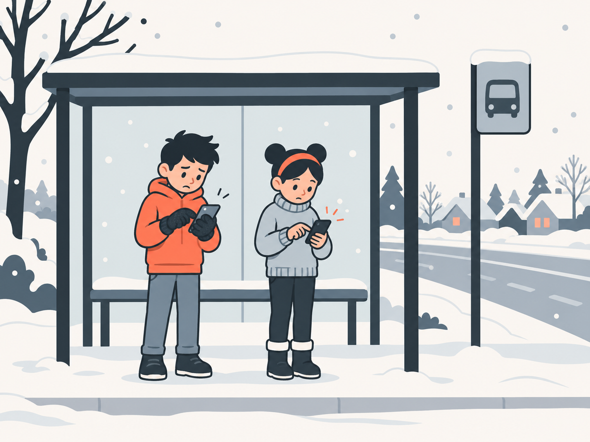 Ein Kind mit Wollhandschuhen tippt im Winter vergeblich auf ein Handy; daneben tippt ein anderes Kind mit bloßem Finger.