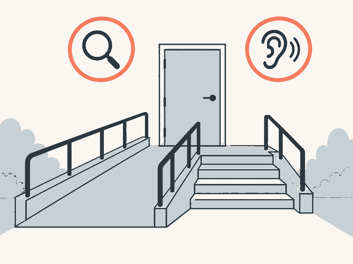 Eine breite Rampe und eine Treppe führen zur selben Tür; darüber schweben eine Lupe und ein Ohr-Symbol.