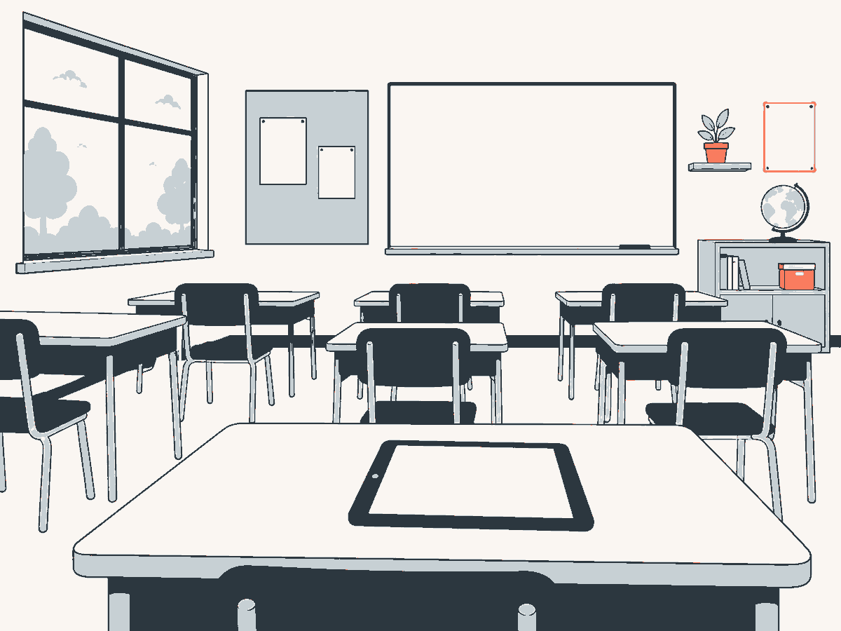 Ein leeres Klassenzimmer von hinten gesehen, große Fenster, auf dem vorderen Tisch liegt ein Tablet.